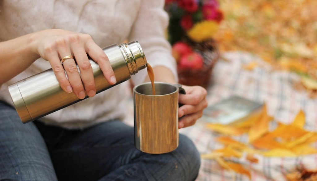 Un termo lleno de café para llevar fondo blanco solo